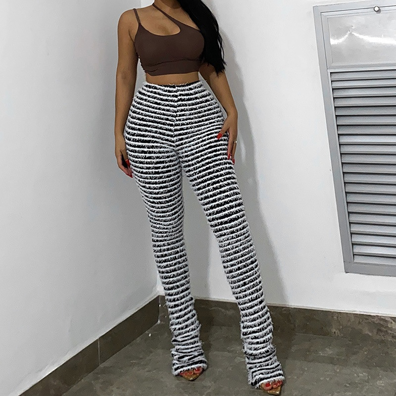 Pantalones peludos apilados