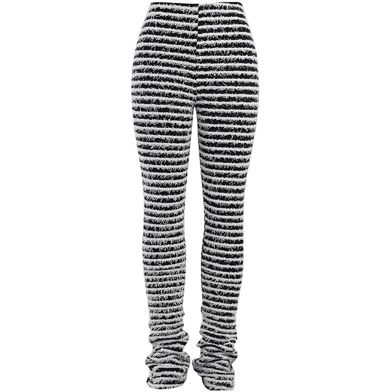 Pantalones peludos apilados