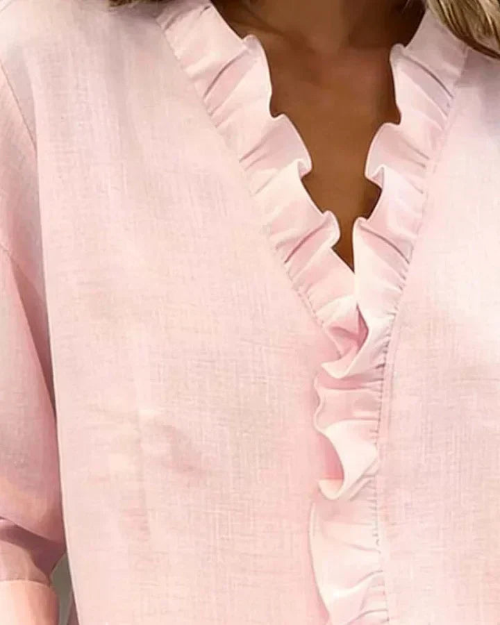 Clara Blusa con escote en V y volantes delicados