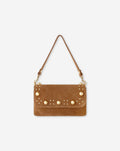 Bolso con solapa y tachuelas