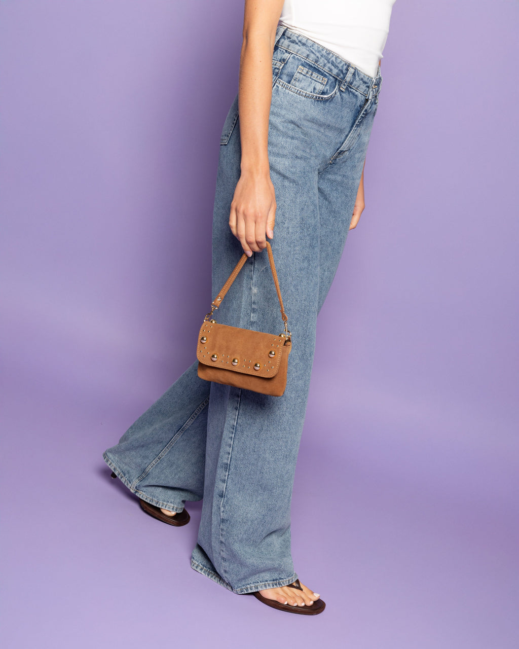 Bolso con solapa y tachuelas