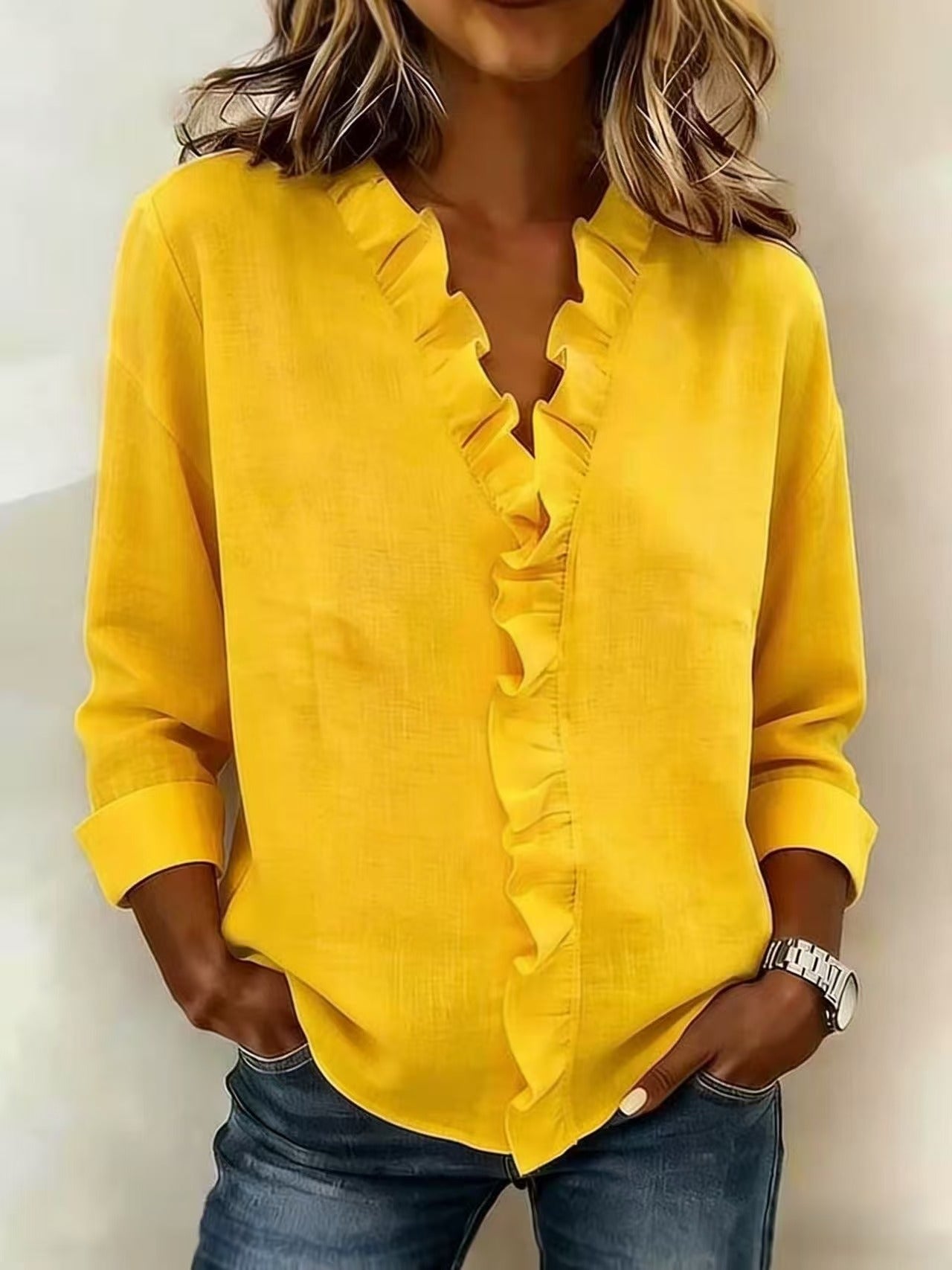 Clara Blusa con escote en V y volantes delicados