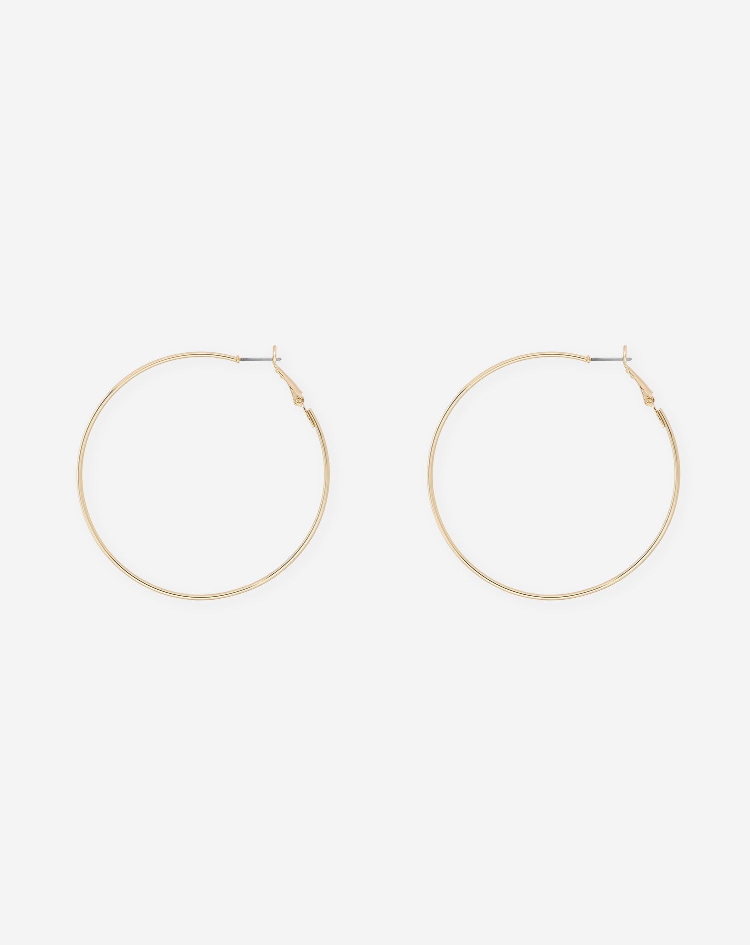 Pendientes grandes y delgados