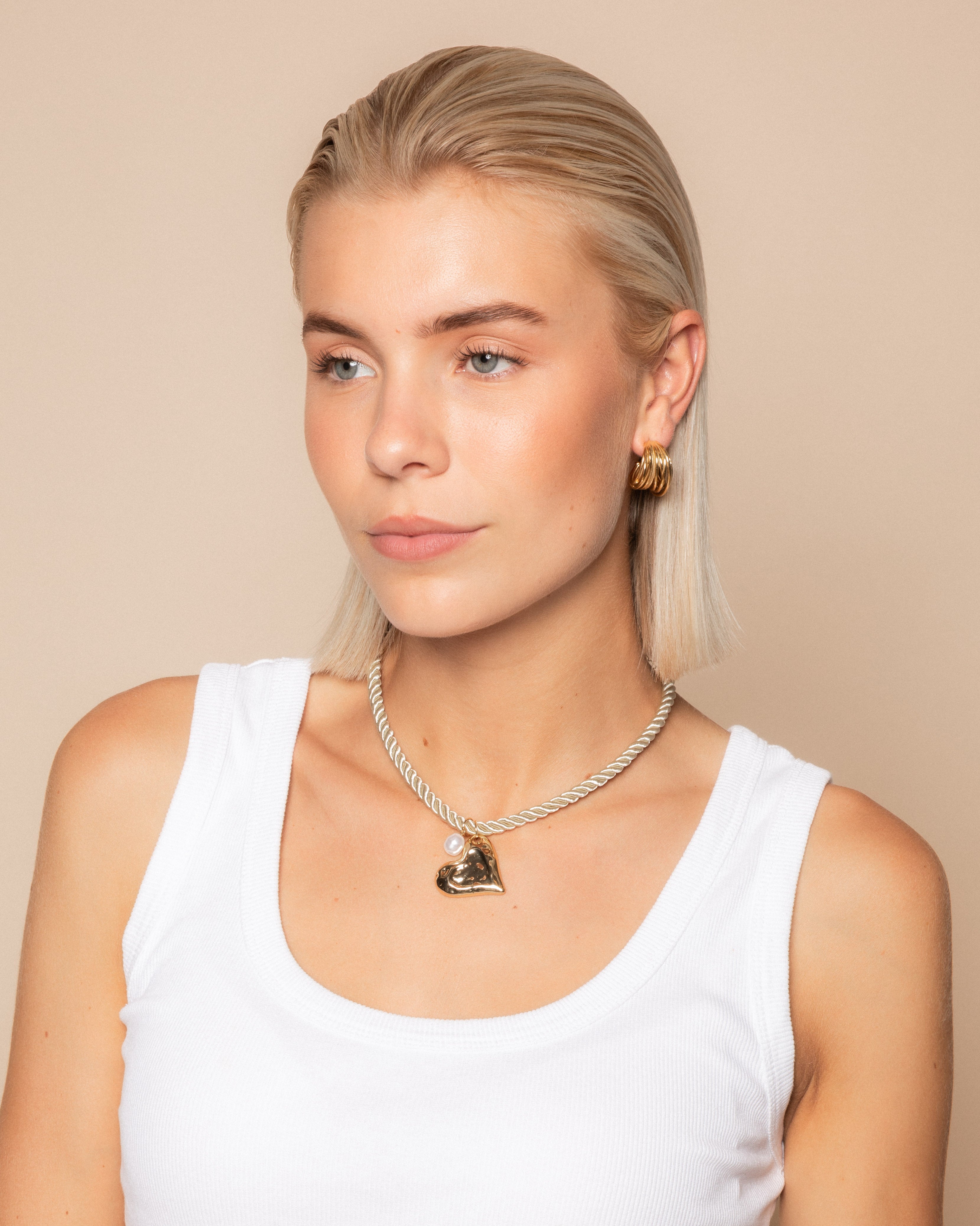 Collar con corazón y cordón premium
