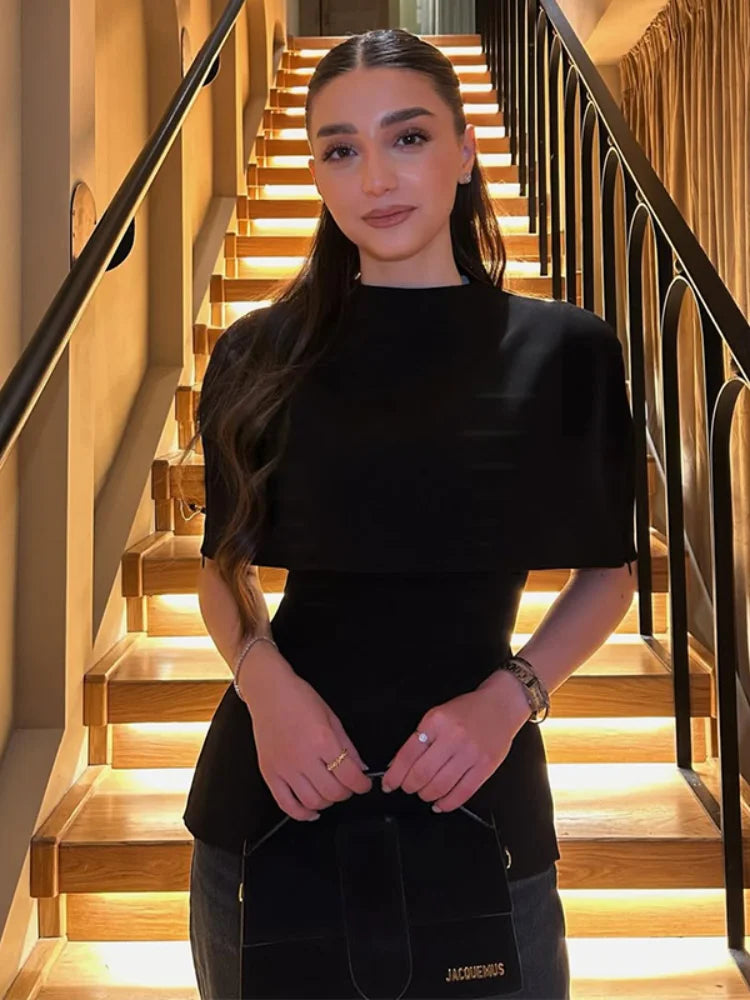Top negro de cuello alto con capucha para mujer