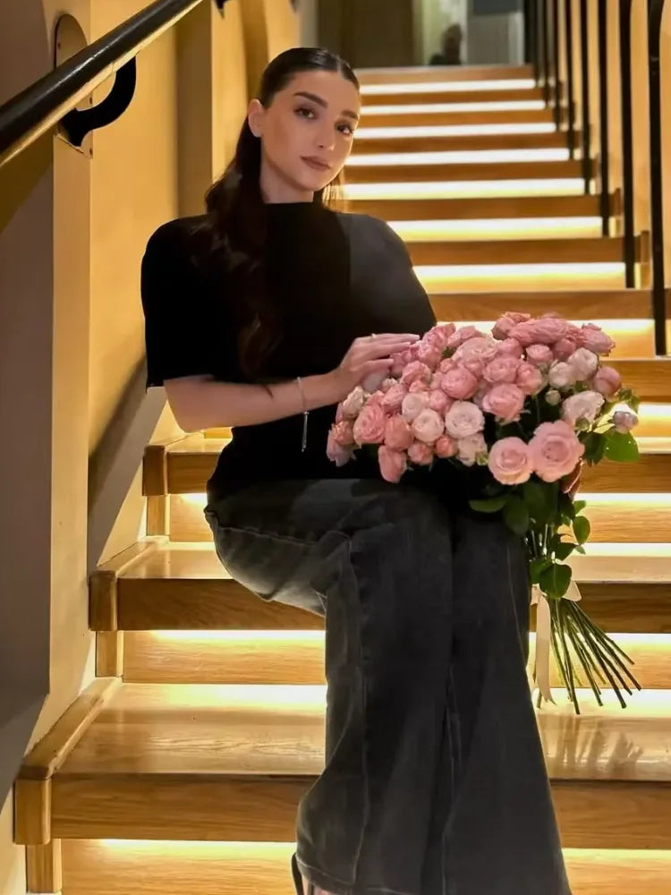 Top negro de cuello alto con capucha para mujer
