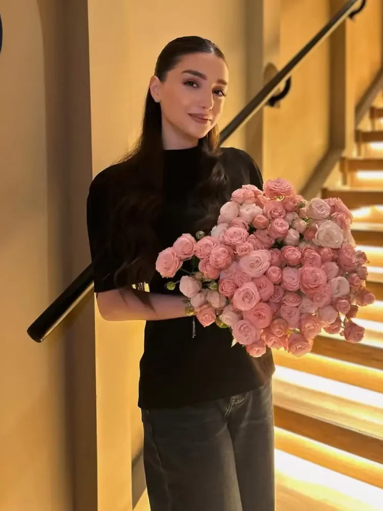 Top negro de cuello alto con capucha para mujer