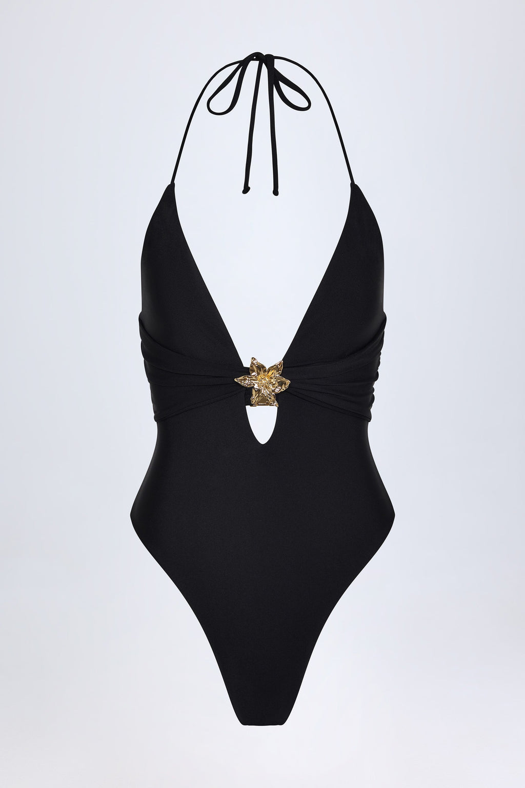Bañador negro con detalles de metal y aberturas
