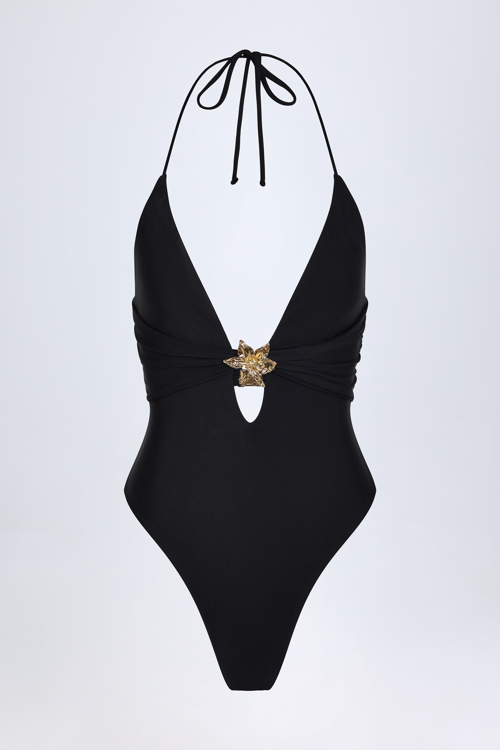 Bañador negro con detalles de metal y aberturas
