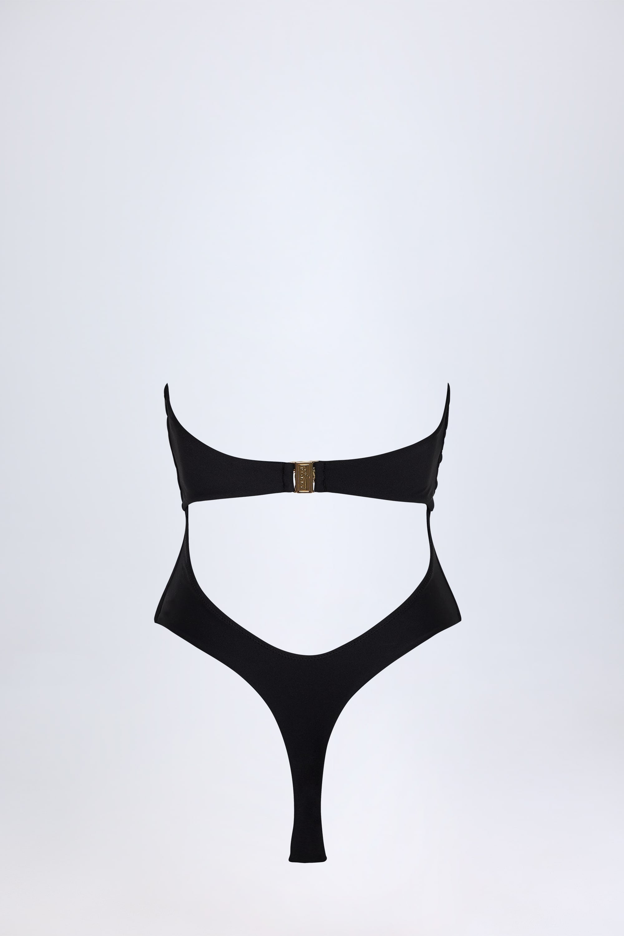 Bañador negro con detalles de metal y aberturas