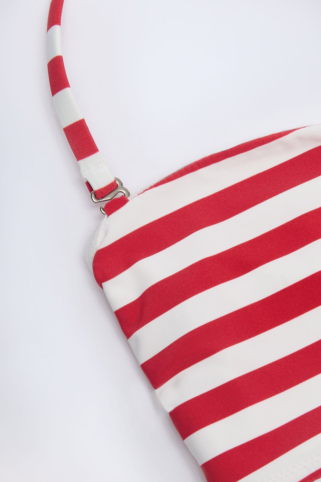 Top de bikini con múltiples formas en rayas rojo cereza