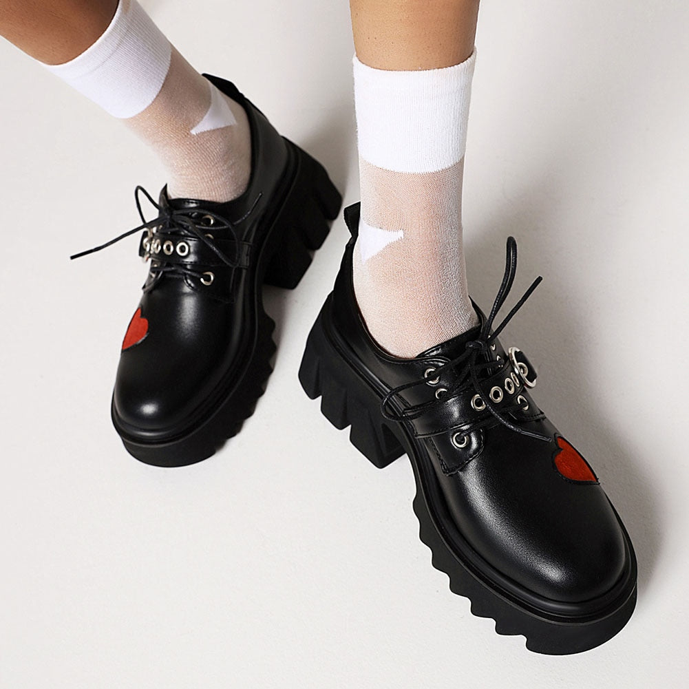 Zapatos con plataforma y corazón