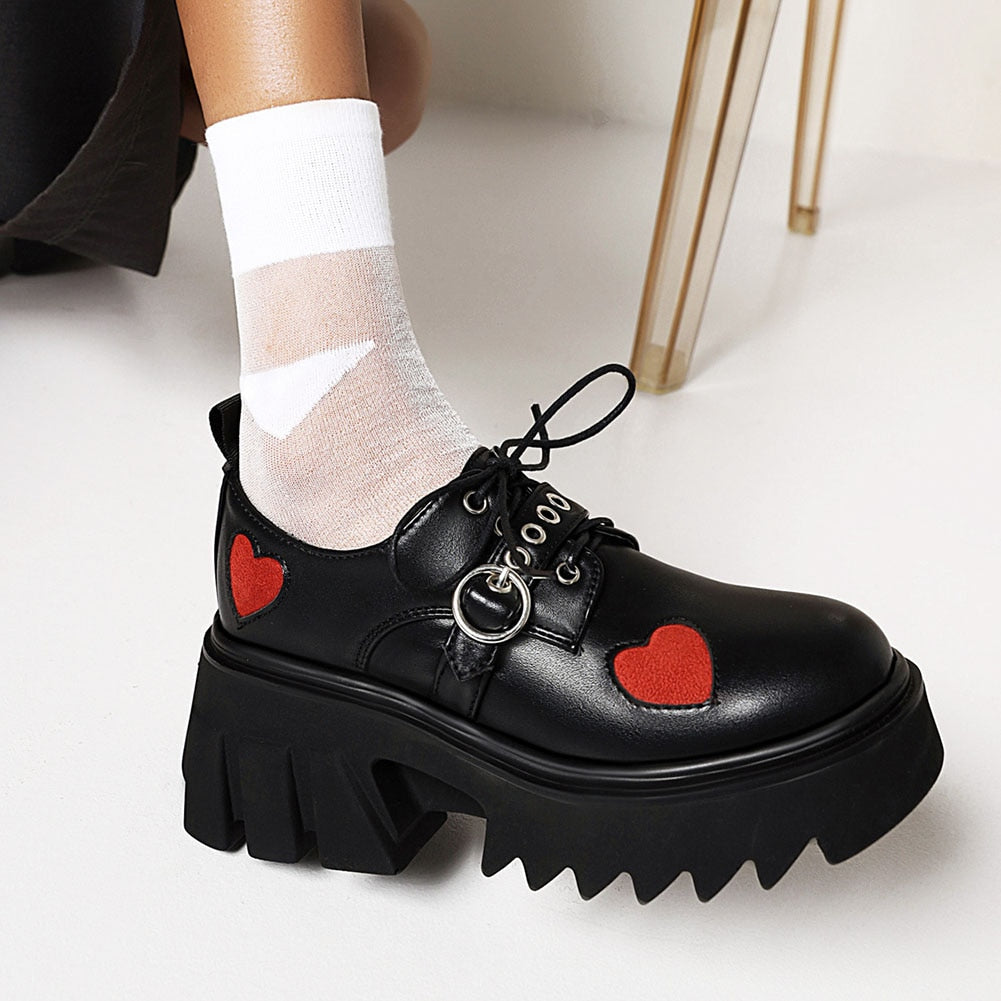 Zapatos con plataforma y corazón