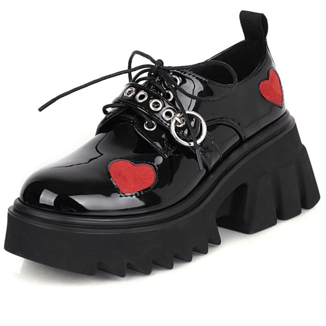 Zapatos con plataforma y corazón