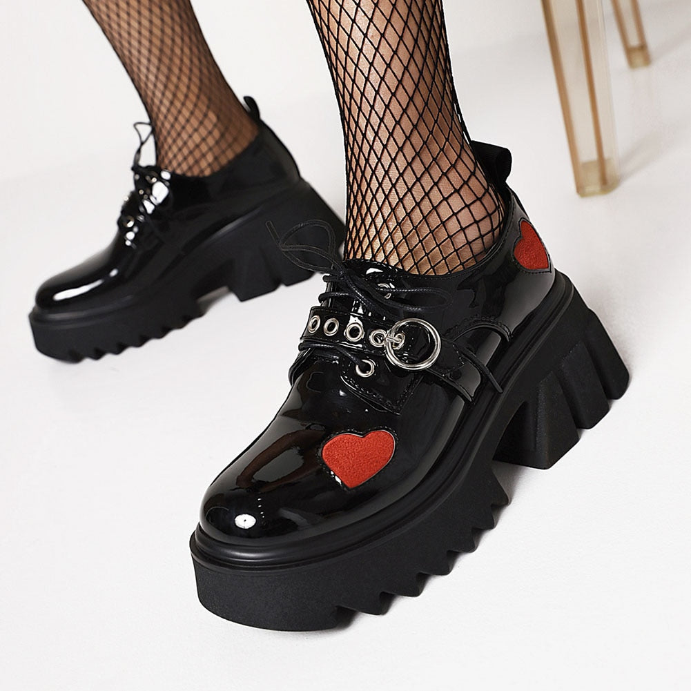 Zapatos con plataforma y corazón